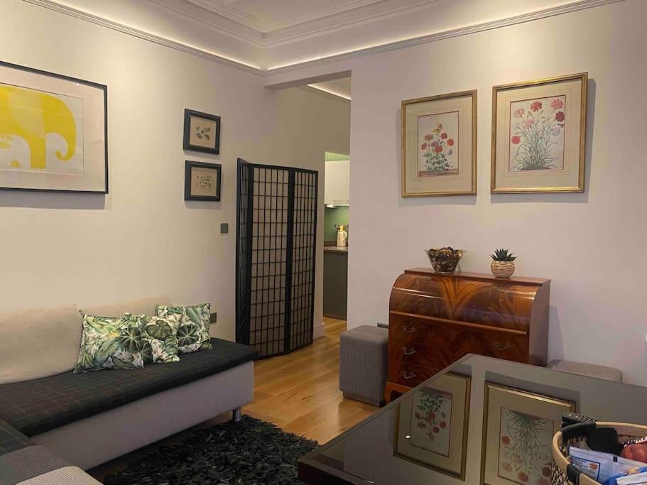 Apartment Interior Designed Flat Near Kew Botanical Gardens *